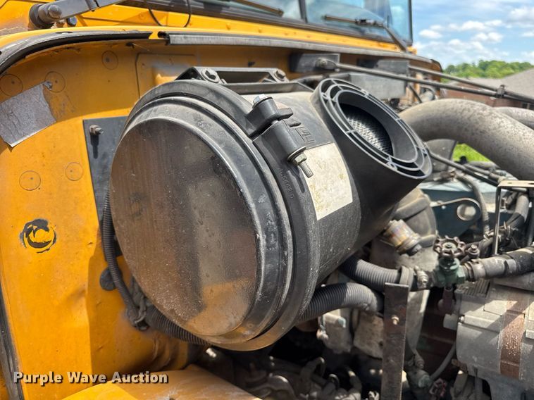 image for item DV4022 2002 International 3000IC school bus