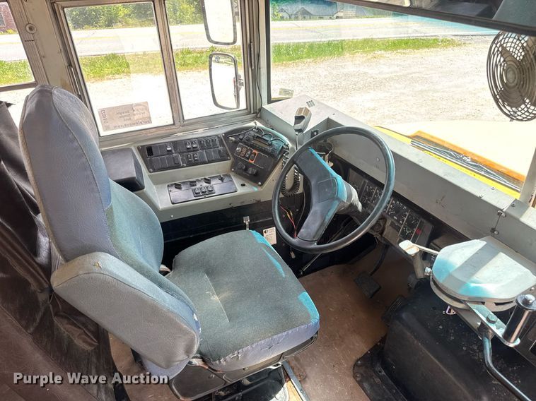 image for item DV4023 2002 International 3800 school bus