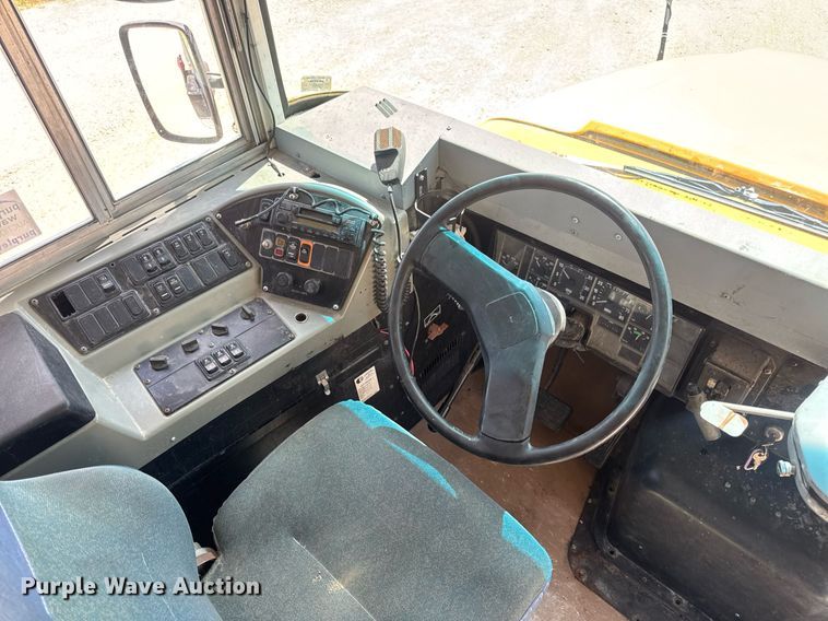 image for item DV4023 2002 International 3800 school bus