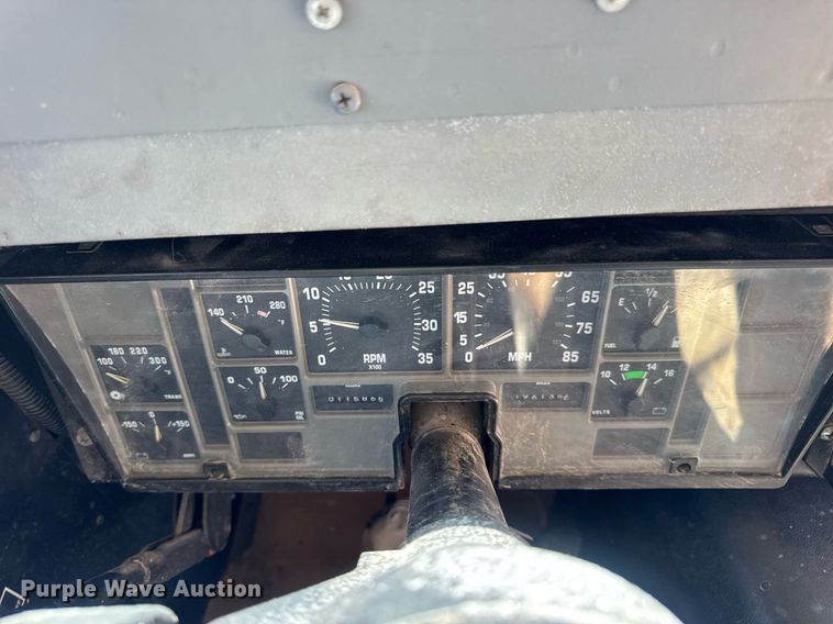 image for item DV4023 2002 International 3800 school bus