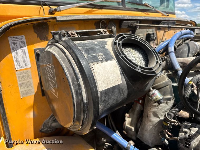 image for item DV4023 2002 International 3800 school bus