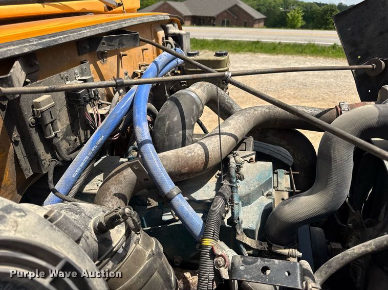 image for item DV4023 2002 International 3800 school bus