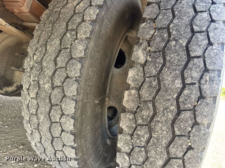 image for item DV4023 2002 International 3800 school bus