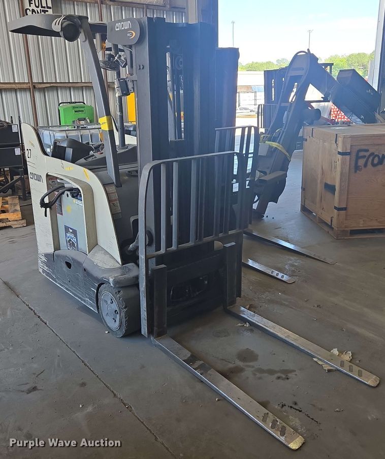 image for item DW1931 Crown RC5545-40 forklift