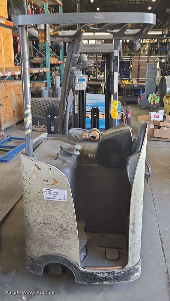 image for item DW1931 Crown RC5545-40 forklift