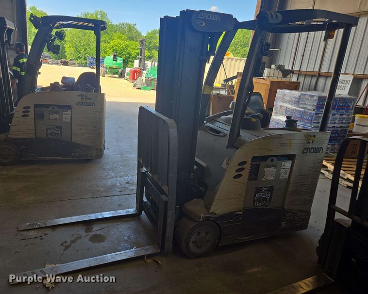 image for item DW1931 Crown RC5545-40 forklift