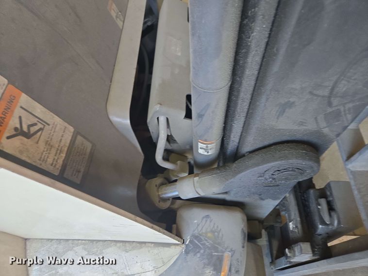 image for item DW1931 Crown RC5545-40 forklift