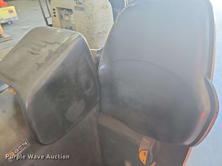 image for item DW1931 Crown RC5545-40 forklift