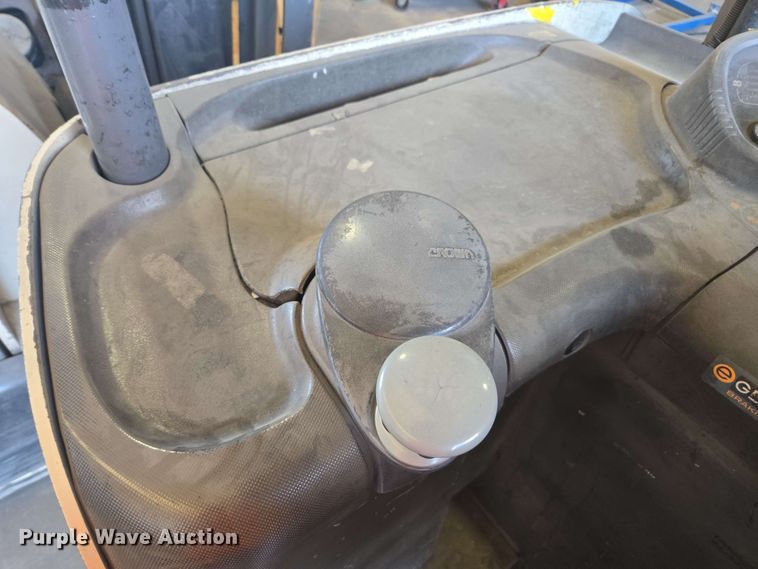 image for item DW1931 Crown RC5545-40 forklift