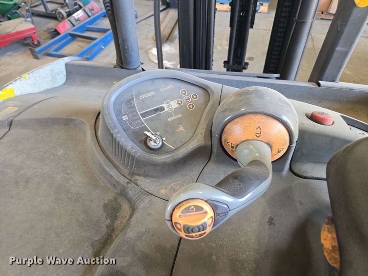 image for item DW1931 Crown RC5545-40 forklift