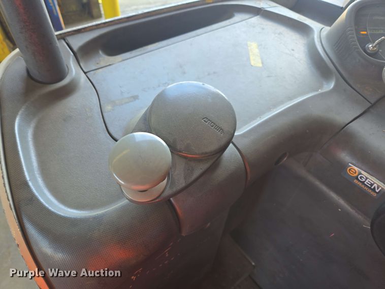 image for item DW1932 2017 Crown RC5545-40 forklift