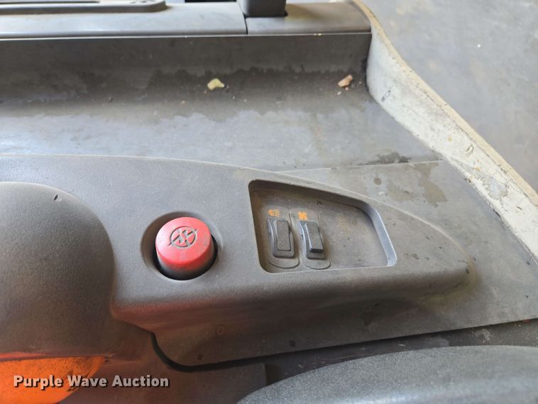 image for item DW1932 2017 Crown RC5545-40 forklift