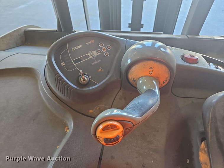 image for item DW1933 2017 Crown RC5545-40 forklift