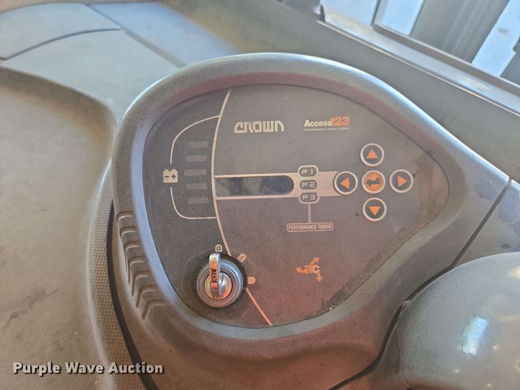 image for item DW1933 2017 Crown RC5545-40 forklift