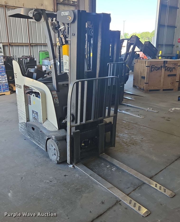 image for item DW1934 Crown RC5545-40 forklift
