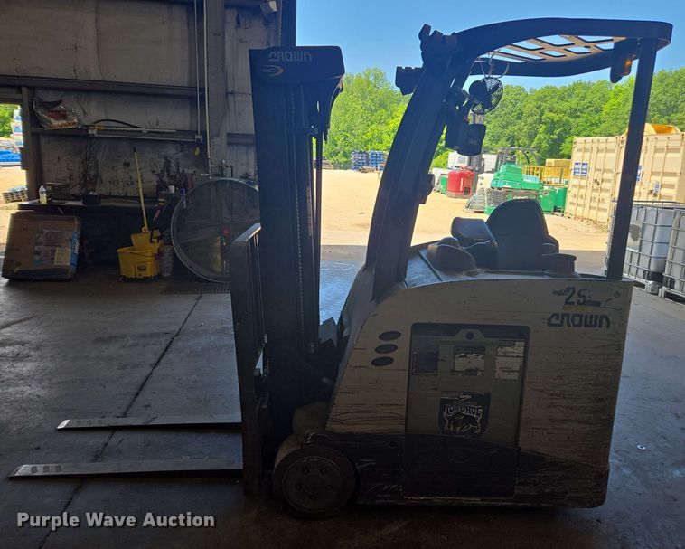 image for item DW1934 Crown RC5545-40 forklift