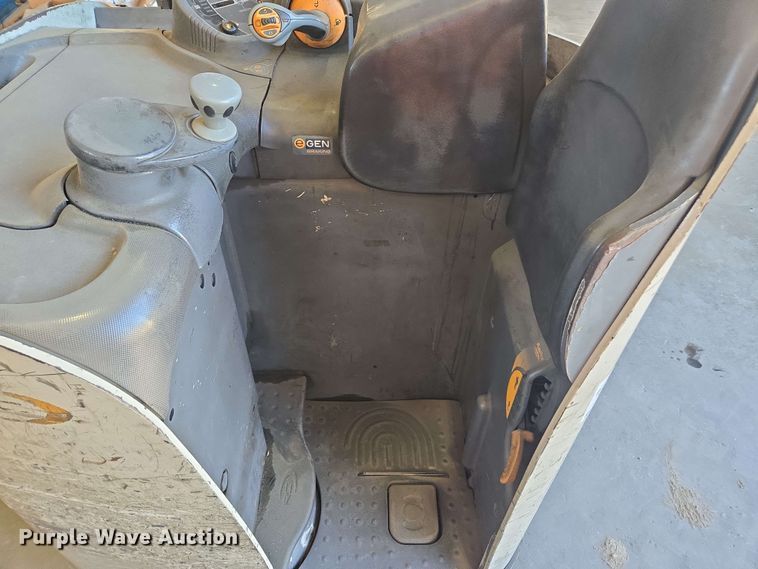 image for item DW1934 Crown RC5545-40 forklift