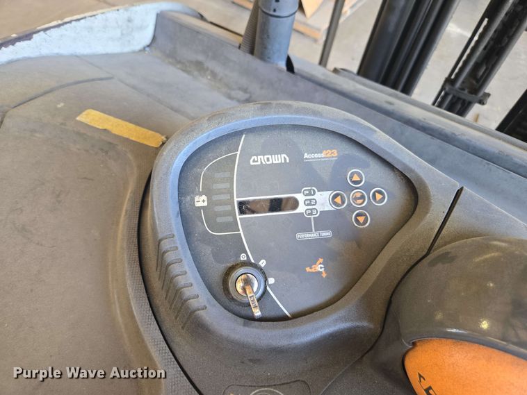 image for item DW1934 Crown RC5545-40 forklift