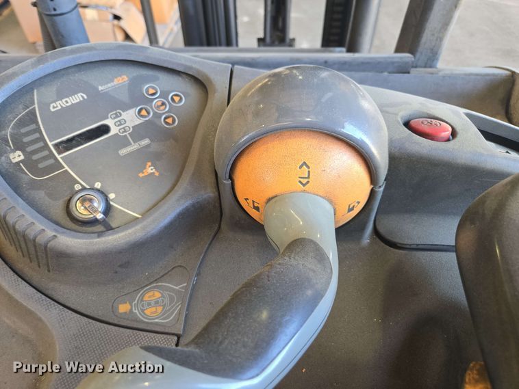 image for item DW1934 Crown RC5545-40 forklift