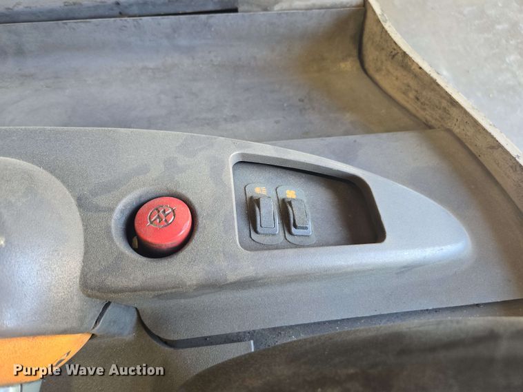 image for item DW1934 Crown RC5545-40 forklift