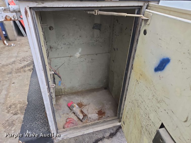 image for item DW1936 2016 Ford F550 Super Duty XL SuperCab utility / service truck