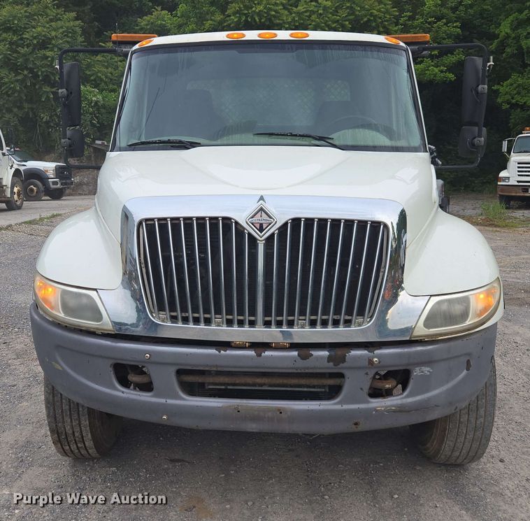 image for item DW1937 2006 International 4400 flatbed truck