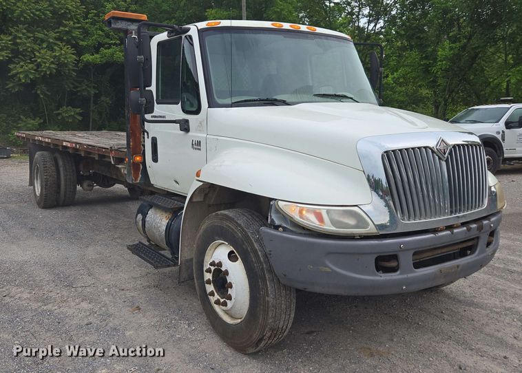 image for item DW1937 2006 International 4400 flatbed truck