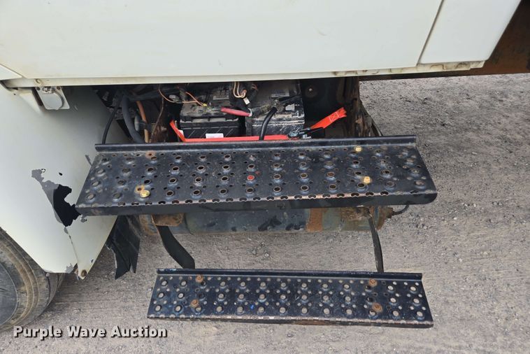 image for item DW1937 2006 International 4400 flatbed truck