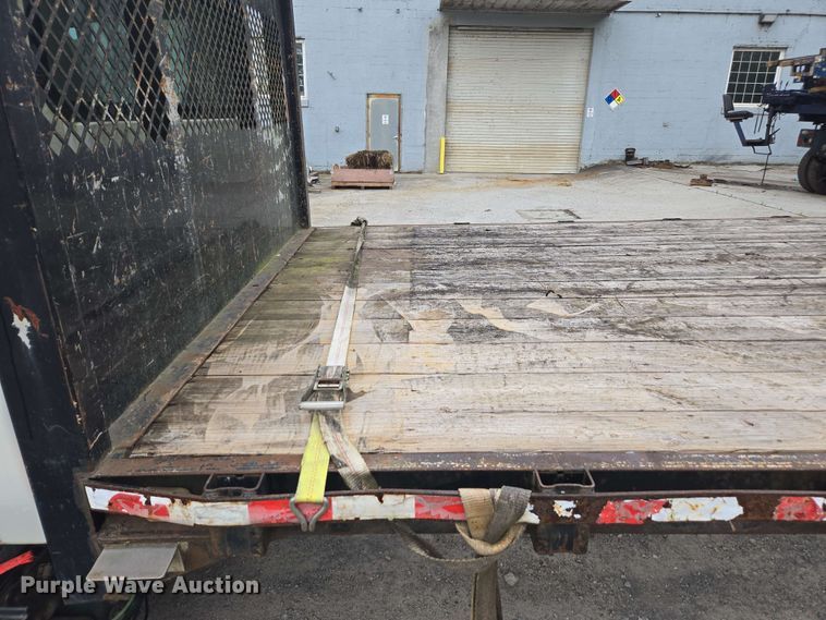 image for item DW1937 2006 International 4400 flatbed truck