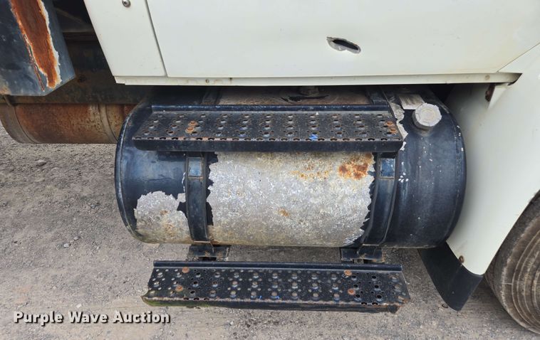 image for item DW1937 2006 International 4400 flatbed truck