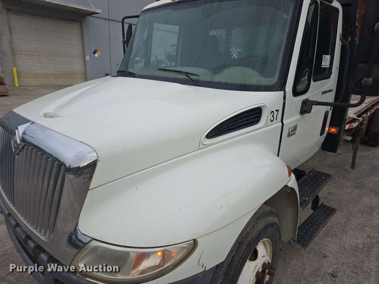 image for item DW1937 2006 International 4400 flatbed truck