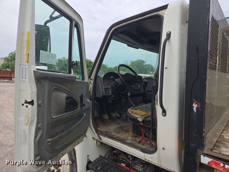 image for item DW1937 2006 International 4400 flatbed truck