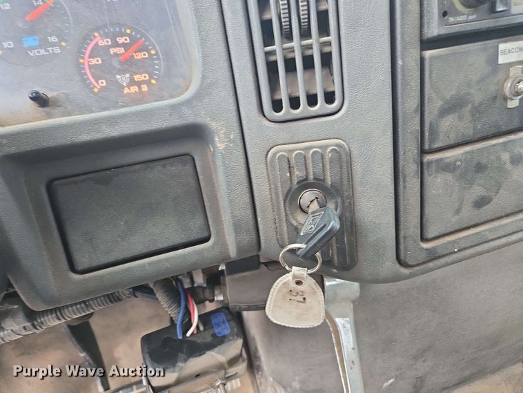 image for item DW1937 2006 International 4400 flatbed truck