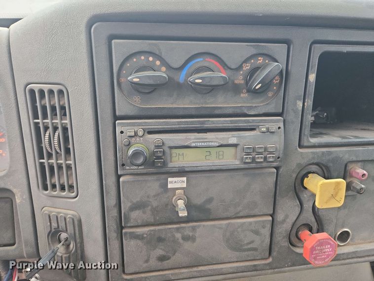 image for item DW1937 2006 International 4400 flatbed truck