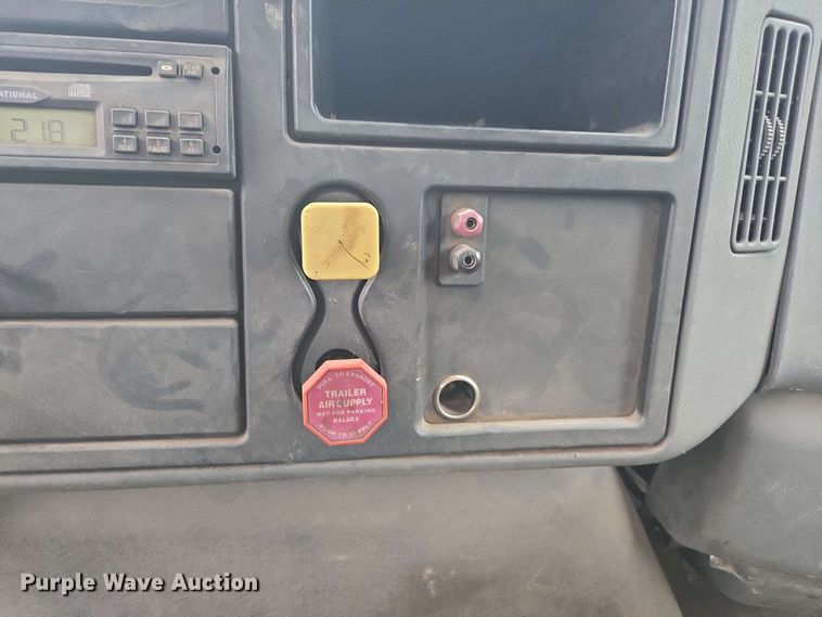 image for item DW1937 2006 International 4400 flatbed truck