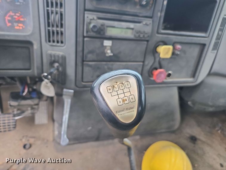 image for item DW1937 2006 International 4400 flatbed truck