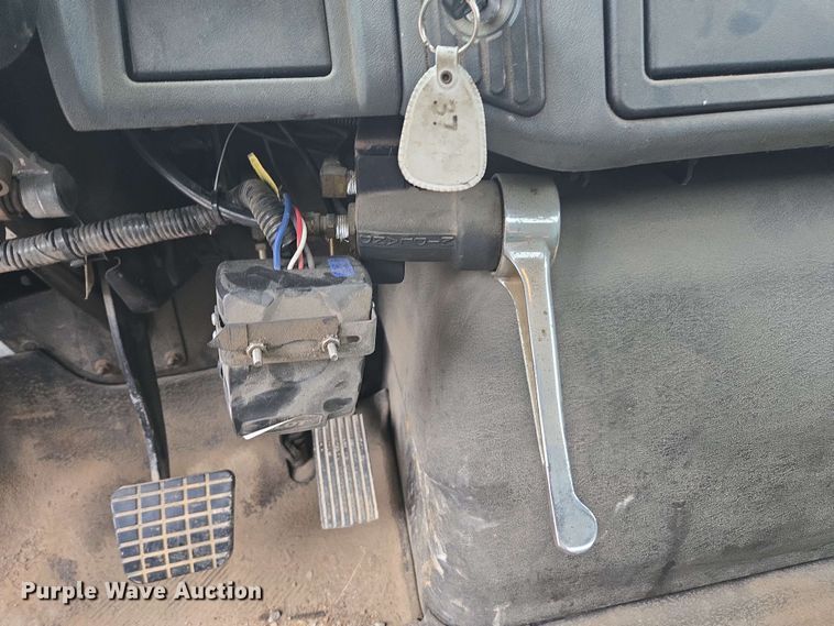 image for item DW1937 2006 International 4400 flatbed truck