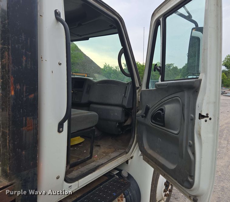 image for item DW1937 2006 International 4400 flatbed truck