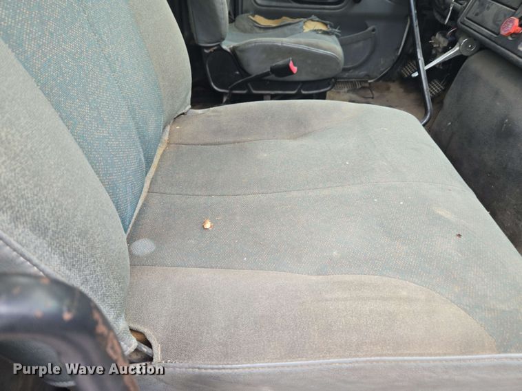 image for item DW1937 2006 International 4400 flatbed truck