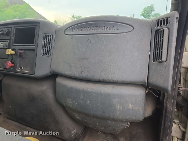 image for item DW1937 2006 International 4400 flatbed truck