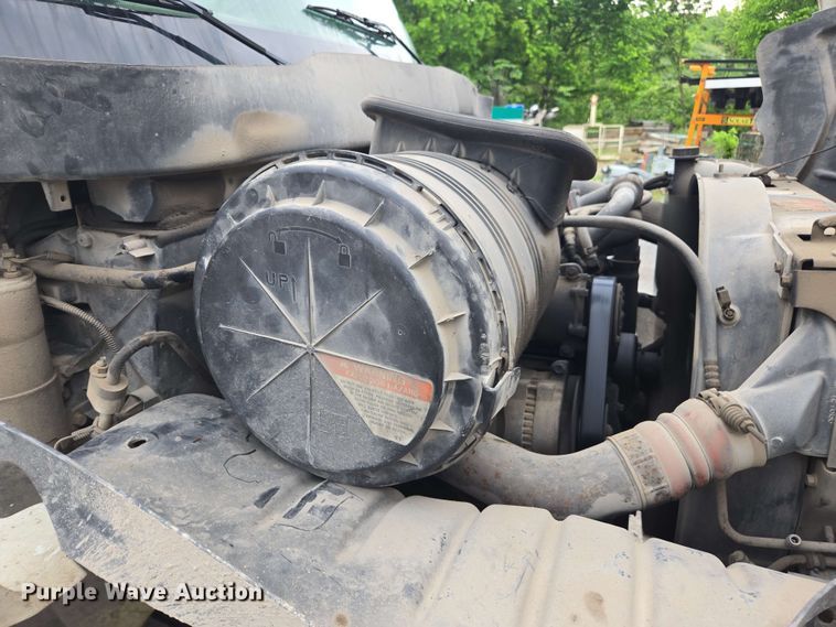 image for item DW1937 2006 International 4400 flatbed truck