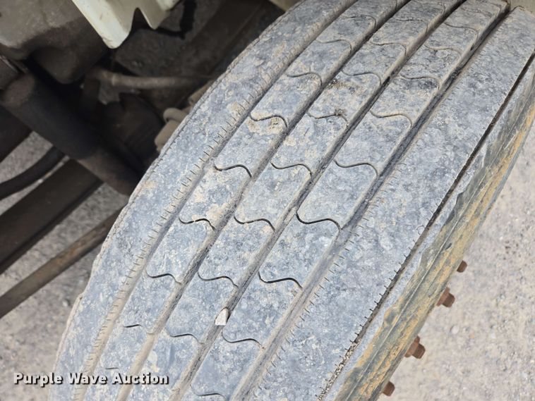 image for item DW1937 2006 International 4400 flatbed truck