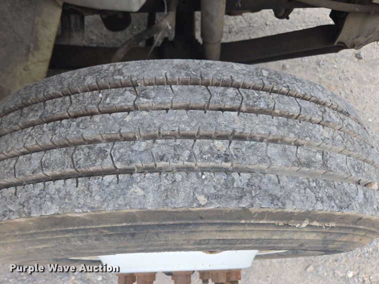 image for item DW1937 2006 International 4400 flatbed truck