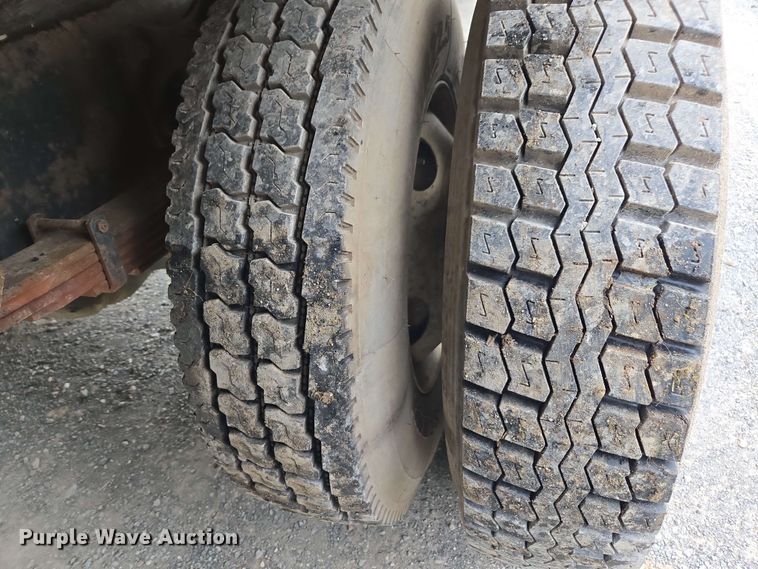 image for item DW1937 2006 International 4400 flatbed truck