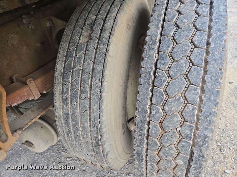 image for item DW1937 2006 International 4400 flatbed truck