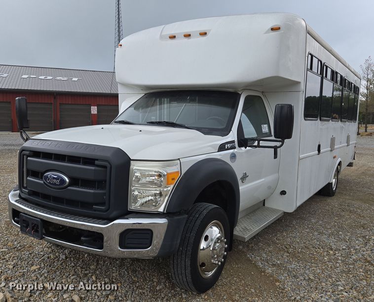 image for item DW7006 2015 Ford F550 XL Super Duty shuttle bus