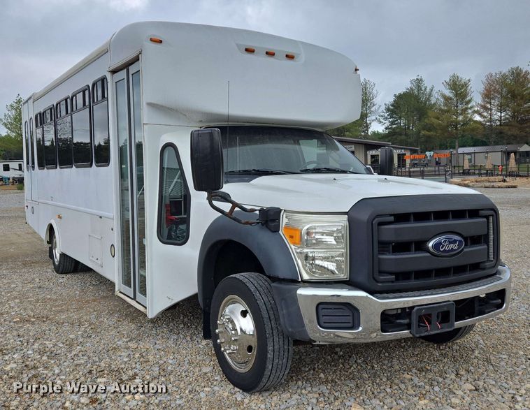 image for item DW7006 2015 Ford F550 XL Super Duty shuttle bus