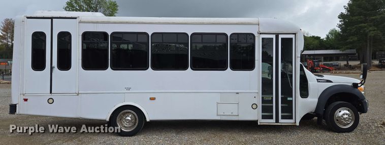 image for item DW7006 2015 Ford F550 XL Super Duty shuttle bus