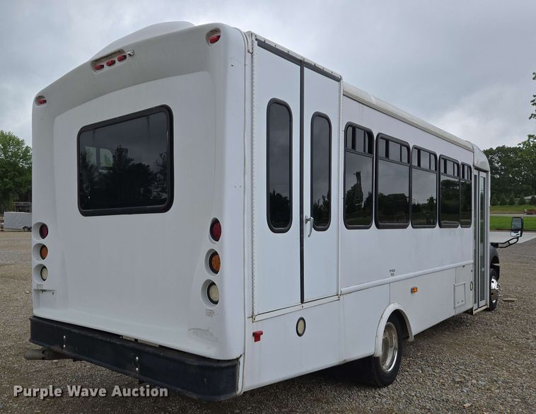 image for item DW7006 2015 Ford F550 XL Super Duty shuttle bus