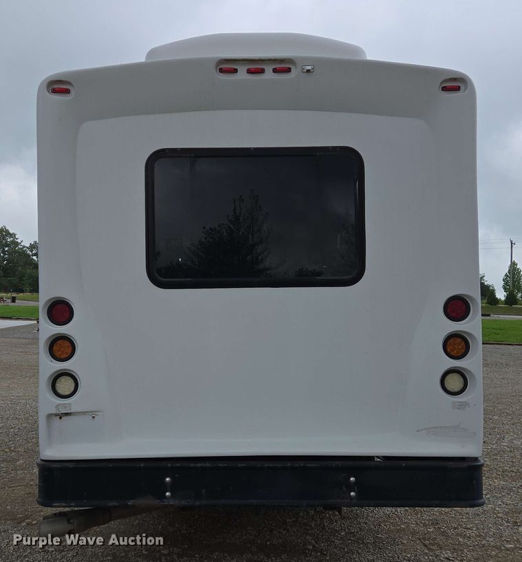 image for item DW7006 2015 Ford F550 XL Super Duty shuttle bus